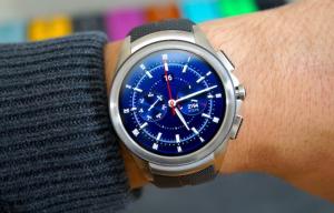 LG Watch Urbane 2 - sở hữu nhiều chi tiết mang tính cơ khí hơn so với đại đa số các smartwatch khác.