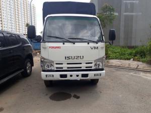 Mặt trước ga lăng có logo Isuzu sáng bóng tạo đường nét hài hòa và ấn tượng cho người nhìn.