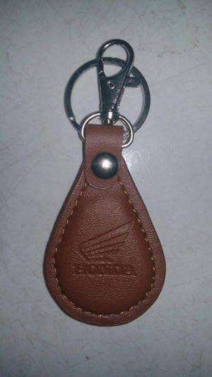 - Móc khóa mica
- Móc khóa cao su (PVC dập nổi)
- Móc khóa sticker tem dán, nam châm
- Thẻ xe mica
- Móc khóa vòng tay cao su
- Lót ly cao su, lót ly giấy
