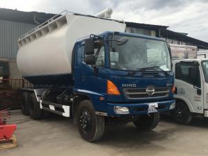 Xe Hino chở cám 25 khối