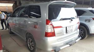 Bán Toyota INNOVA 2.0E màu bạc số sàn sản xuất 2015 biển Sài Gòn đi 70.000km