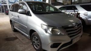 Bán Toyota INNOVA 2.0E màu bạc số sàn sản xuất 2015 biển Sài Gòn đi 70.000km