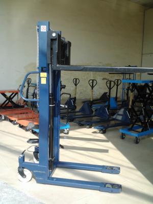 Xe Nâng Lấy Hàng Trên Cao