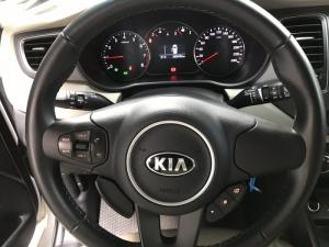 Bán Kia Rondo 2.0MT số sàn máy xăng màu trắng sản xuất T4/2018 biển tỉnh mẫu mới