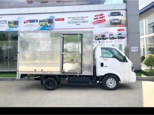 ĐỘNG CƠ
Kiểu D4CB
Loại Diesel, 4 kỳ, 4 xi-lanh thẳng hàng, làm mát bằng nước, công nghệ khí tải euro 4.
Hệ thống phun nhiên liệu Phun trực tiếp, bơm cao áp
Dung tích xi lanh cc 2.497
Đường kính x Hành trình piston mm 94,5 x 95
Công suất cực đại/Tốc độ quay Ps/rpm 130 / 4.150
Môment xoắn cực đại/Tốc độ quay N.m/rpm 172 / 2.400
Tiêu chuẩn khí thải –
2 HỆ THỐNG TRUYỀN ĐỘNG
Ly hợp Đĩa đơn ma sát khô, lò xo màng, dẫn động thủy lực
Kiểu hộp số –
Số tay 5 số tiến, 1 số lùi
Tỷ số truyền hộp số chính –
3 HỆ THỐNG LÁI
Kiểu hệ thống lái Loại bánh răng, thanh răng
Hệ thống trợ lực tay lái –
4 HỆ THỐNG PHANH
Hệ thống phanh chính trước/sau -Phanh thủy lực, trợ lực chân không
-Cơ cấu phanh trước đĩa, sau tang trống
5 HỆ THỐNG TREO
Trước Độc lập, thanh xoắn, giảm chấn thủy lực
Sau Phụ thuộc, nhíp lá, giảm chấn thuỷ lực
6 LỐP XE
Công thức bánh xe –
Thông số lốp Trước/sau 195R15C – sau 155R12C
7 KÍCH THƯỚC
Kích thước tổng thể (DxRxC) mm 5.182 x 1.780 x 1.980
Kích thước lòng thùng (DxRxC) mm 3.200 x 1.670 x 380
Vệt bánh trước mm 1.490
Vệt bánh sau mm 1.350
Chiều dài cơ sở mm 2.585
Khoảng sáng gầm xe mm 160
8 TRỌNG LƯỢNG
Trọng lượng không tải kg 1.625
Tải trọng kg 1.900
Trọng lượng toàn bộ kg 3.720
Số chỗ ngồi Chỗ 03
9 ĐẶC TÍNH
Khả năng leo dốc % 23,4
Bán kính vòng quay nhỏ nhất m 5
Tốc độ tối đa Km/h –
Dung tích thùng nhiên liệu lít 60