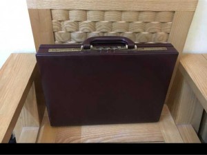 Vali xách tay Sagakh, màu nâu, ít gặp cực sang, còn khá đẹp, hàng Italy nhỏ còn dùng tốt, kt 40x30x6cm, mã số 000