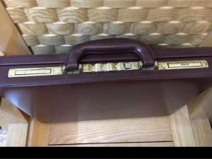 Vali xách tay Sagakh, màu nâu, ít gặp cực sang, còn khá đẹp, hàng Italy nhỏ còn dùng tốt, kt 40x30x6cm, mã số 000