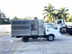 Thaco Kia K250 2t49 còn có kết cấu khung gầm chắc chắn, chaasi được nhập khẩu từ Kia Hàn Quốc. Khách hàng yên tâm hơn về độ bền của sản phẩm cũng như là khả năng chịu tải của hệ thống khung gầm và chaasi xe.
Hệ thống gương chiếu hậu của Kia K250 cũng được nhà sản xuất Hàn Quốc thiết kế lại với gương cầu lồi. Giúp người lái dễ dàng quan sát hơn.