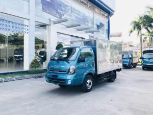 với chế độ bảo dưỡng, bảo hành 3 năm hoặc 100.000 km mọi hệ thống thaco trên toàn quốc, hậu đãi sau khi mua xe tốt hơn, bớt lo âu xe chạy xe đi xa về các tỉnh khác
- Các thông số kỹ thuật:
* Động cơ:
+ Loại động cơ: Động cơ HYUNDAI D4CB, động cơ diesel 4 kì, 4 xi lanh thẳng hàng, tăng áp, làm mát bằng nước,làm mát khí nạp, phun nhiên liệu trực tiếp điều khiển điện tử
+ Dung tích xylanh (cc): 2.497
+ Đường kính hành trình piston (mm): 91´96
+ Công suất lớn nhất (ps/vòng phút): 130/3800
+ Mômen xoắn lớn nhất (kgm/vòng phút): 255/1500-3500
- Kích thước.
Kích thước tổng thể (D*R*C): 5.620 * 1.860 * 2.555 mm.
Kích thước lọt thùng (D*R*C): 3.500 * 1.670 * 1.670 mm.
Trọng lượng hoàng hóa: 2.490 Kg.
Trọng lượng bản thân: 2.280Kg.
Trọng lượng toàn bộ: 4.900 Kg.
+ Dung tích thùng nhiên liệu (lít): 65
Đặc biệt Xe được trang bị máy lạnh sẵn theo xe.
Hỗ trợ trả góp, chỉ cần đưa trước 100 -130tr là đã có ngay xe mới.
Thời hạn cho vay từ 4-5 năm, thủ tục đơn giản, lãi suất thấp.