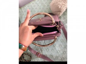 Túi đeo màu hường