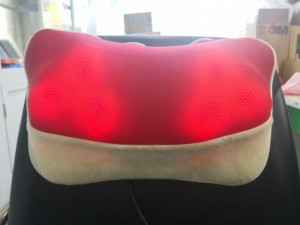 Gối Massage Hồng Ngoại với thiết kế gọn nhẹ dễ sử dụng