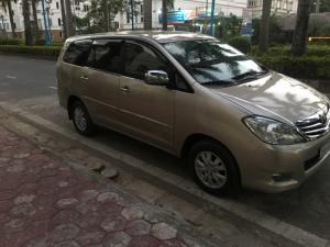 Nhà tôi bán xe TOYOTA INNOVA 2.0G sx cuối 2010, màu ghi vàng, chính chủ gia đình từ đầu