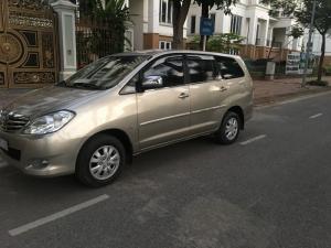 Nhà tôi bán xe TOYOTA INNOVA 2.0G sx cuối 2010, màu ghi vàng, chính chủ gia đình từ đầu