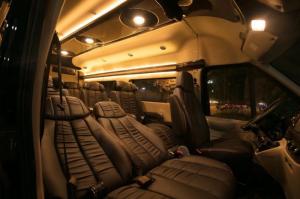 Ford Transit Limousine xuất hiện đã làm thay đổi cách nhìn truyền thống đối với dòng xe thương mại 16 chỗ bằng cách cải tạo xuống 10 chỗ ngồi đẳng cấp giúp cho chiếc xe có một không gian thật thoải mái và đẳng cấp từ trước ra sau. Không ngoa khi nói chiếc Transit này là một “du thuyền mặt đất” với đẳng cấp sang trọng bậc nhất.
Giá xe Ford Transit Limousine S 2019 tốt nhất, trả trước 400 triệu là có xe giao ngay tại Ford Gia Định - Gọi 0966877768 (MrHải 24/24)