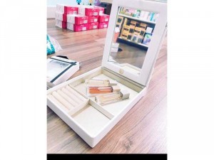 Hộp đựng phụ kiện Lancome