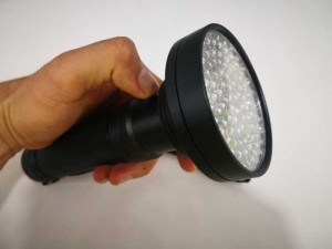 Đèn cấu tạo 100 bóng led ánh sáng cực tím siêu sáng, nút bấm on/off dễ dàng sử dụng.
