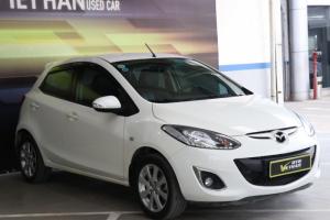 Bán Mazda 2 HB 1.5AT màu trắng số tự động sản xuất 2013 biển Sài Gòn lăn bánh 33000km