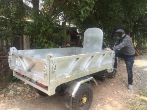 xe ba bánh chở vật liệu