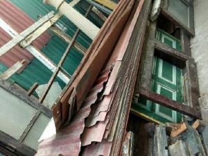 Mái tôn nhà xưởng cũ sắt thép phế liệu