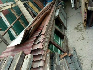 Mái tôn nhà xưởng cũ sắt thép phế liệu