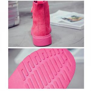 Cận cảnh Giày bốt da lộn đế cao su Ulzzang Hàn Quốc mới nhất năm 2019 có gót giày được bo tròn đẹp mắt, phần đế giày được dập vân chống trơn trượt.