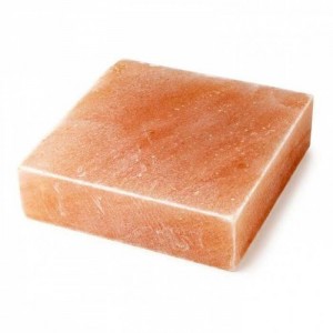 Thường có màu đỏ hoặc màu hồng, với một số tinh thể có màu trắng hoặc màu trong suốt
