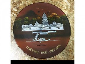 Đĩa sơn mài khảm trai chùa Thiên Mụ, đk 20cm, mới đẹp, màu sắc, in hình cảnh đẹp của chùa từ Sông Hương, trên sông cô gái Huế chèo thuyền