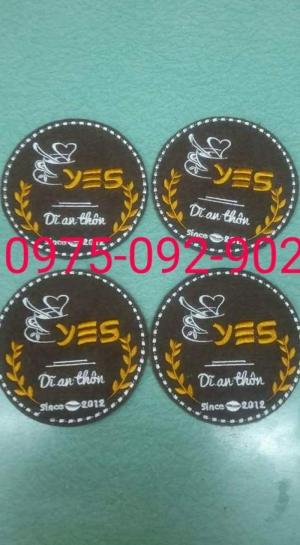 Cơ sở lót ly vải nỉ thấm nước, lót ly giấy, lót ly nhựa PVC in và thêu logo quảng cáo theo yêu cầu.