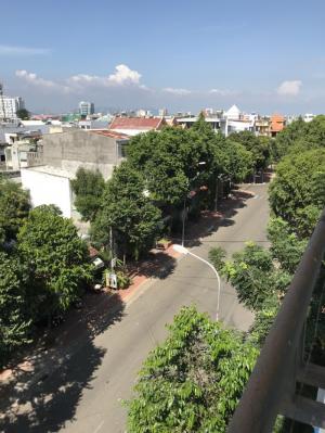 trên lầu nhìn xuống đường