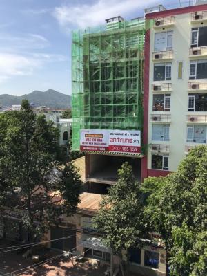 đứng trên lầu nhìn sang tòa nhà trước mặt
