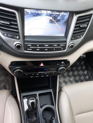 Bán Hyundai Tucson Turbo 1.6AT màu vàng cát máy xăng sản xuất 2017 chạy đúng 27000km