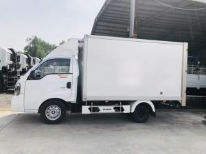 Xe được trang bị động cơ hyundai của kia Hàn Quốc. Công suất động cơ 130ps, dung tích xylanh lên đến 2797 cc
Tải trọng hàng hóa:
- Xe thùng đông lạnh: 1.990 Kg.
- Khối lượng bản thân: 2.765 Kg.
- Khối lượng toàn bộ: 4.960 Kg.
– Kích thước lọt thùng: 3.200 x 1.670 x 1.530 mm.
– Kích thước tổng thể: 5500 x 1880 x 2655 mm.
– Chiều dài cơ sở: 2.615 mm.