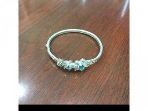 Lắc bạc nữ đính đá trắng xanh, mua mới khoảng 900k, cam kết bạc ta chuẩn, thanh lý