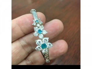 Lắc bạc nữ đính đá trắng xanh, mua mới khoảng 900k, cam kết bạc ta chuẩn, thanh lý