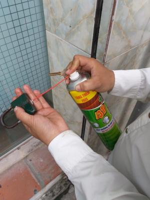 Dầu 3T làm bôi trơn ổ khóa bị han rỉ bị kẹt