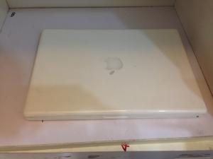 Macbook Trắng