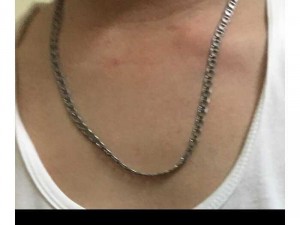 Vòng cổ nam, kiểu dáng đẹp, thời trang trẻ trung phù hợp mặc đồ công sở