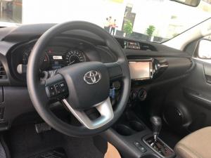 Toyota bán tải Hilux 2.4 AT (4x2) màu trắng ngọc trai