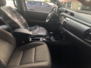 Toyota bán tải Hilux 2.4 AT (4x2) màu trắng ngọc trai