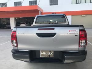 Toyota Hilux 2.4 AT (4x2) màu bạc giao ngay