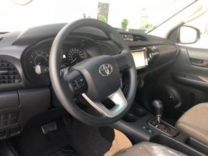Toyota Hilux 2.4 AT (4x2) màu bạc giao ngay