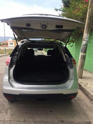 Cần bán gấp xe Nissan Xtrail 2017 màu bạc số tự động