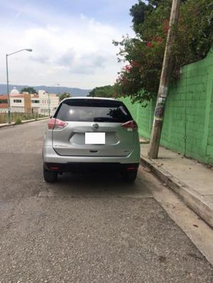 Cần bán gấp xe Nissan Xtrail 2017 màu bạc số tự động
