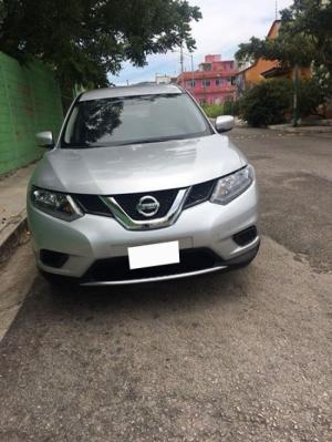 Cần bán gấp xe Nissan Xtrail 2017 màu bạc số tự động