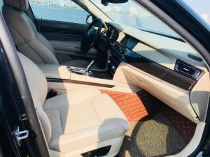 Em bán xe BMW 750Li đời 2010 màu đen lịch lãm, nội thất kem sang trọng