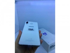 Cần bán samsung a8 star màu trắng máy mới nguyên seal