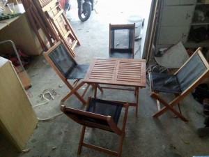 Bộ bàn ghế gỗ có lưới