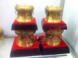 trống đồng quà tặng 8cm đế gỗ trên thảm đỏ sang trọng tặng khách hàng