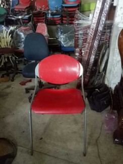 Bán ghế nhựa màu đỏ chân sắt cao
