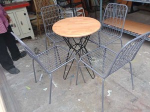 Thanh lý bộ bàn gỗ mặt tròn và ghế sắt giá rẻ